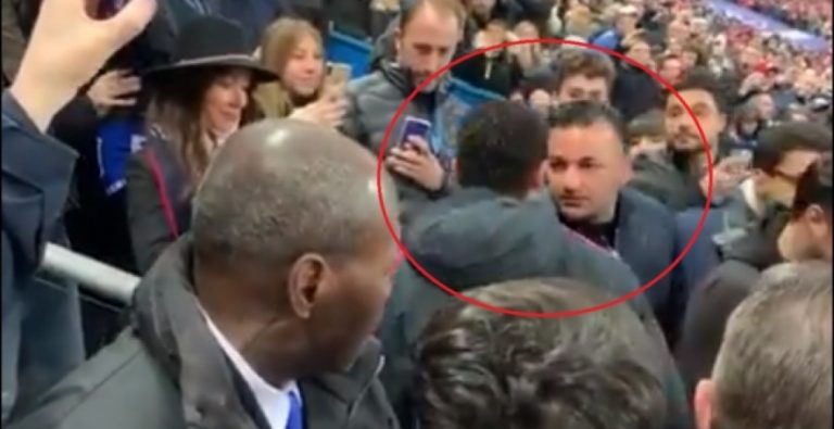 ¡Neymar la lía: le da un puñetazo en la cara a un aficionado!