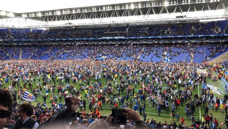 ¡Invasión de campo en el RCDE Stadium!