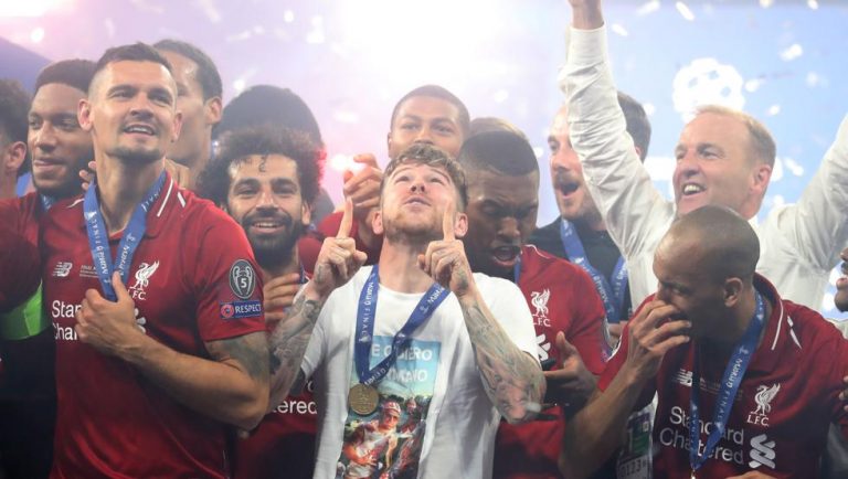 ¡Precioso! Alberto Moreno se acuerda de Reyes en plena celebración