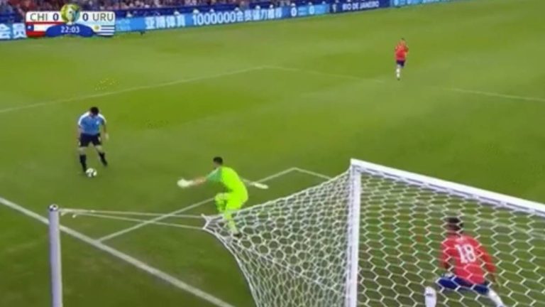 Cuando crees que lo has visto todo llega Suárez y te desmonta: pidió mano del portero dentro del área