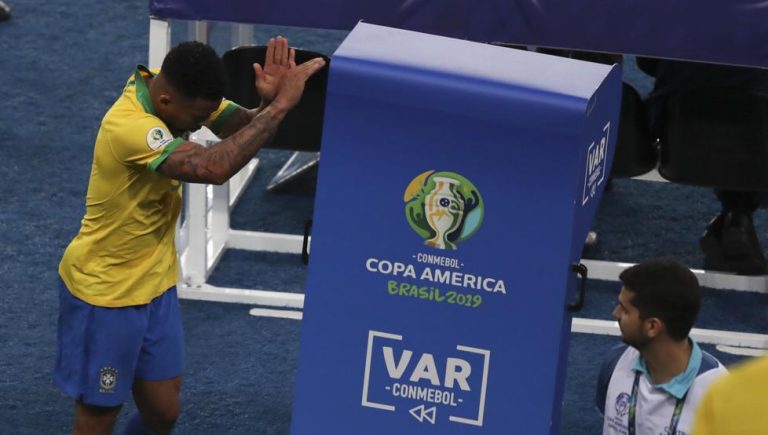 Gabriel Jesús se fue llorando y casi rompe el VAR