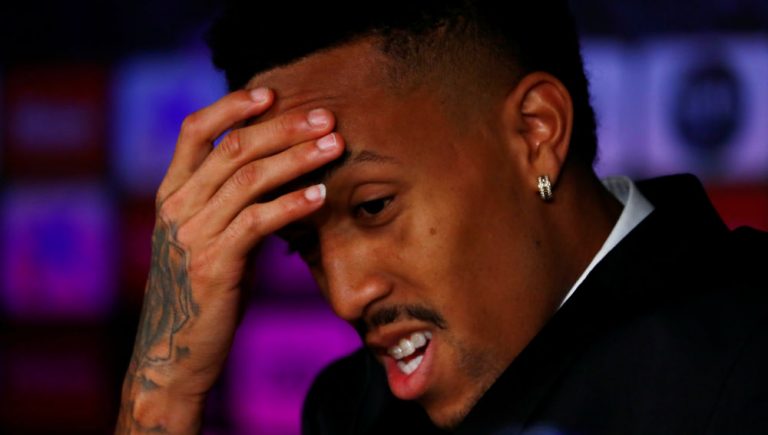Militao sufre un mareo que obliga a finalizar la rueda de prensa de su presentación