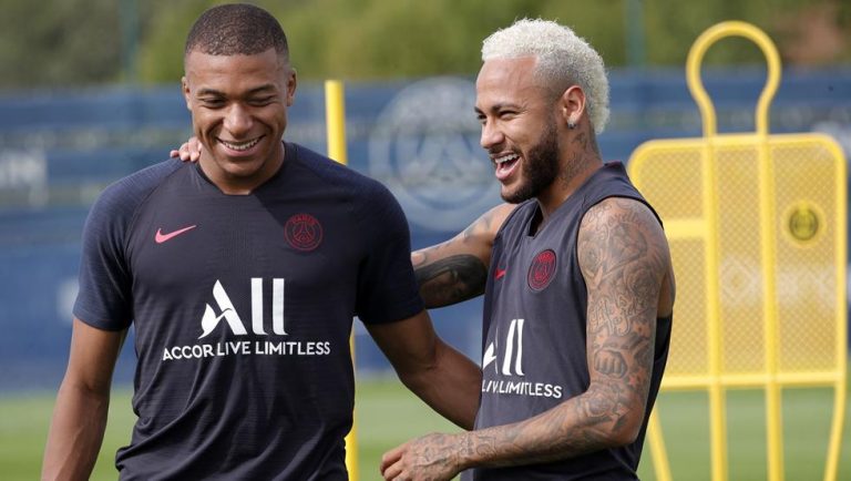 Neymar, sonriente con Mbappé en el entrenamiento del PSG
