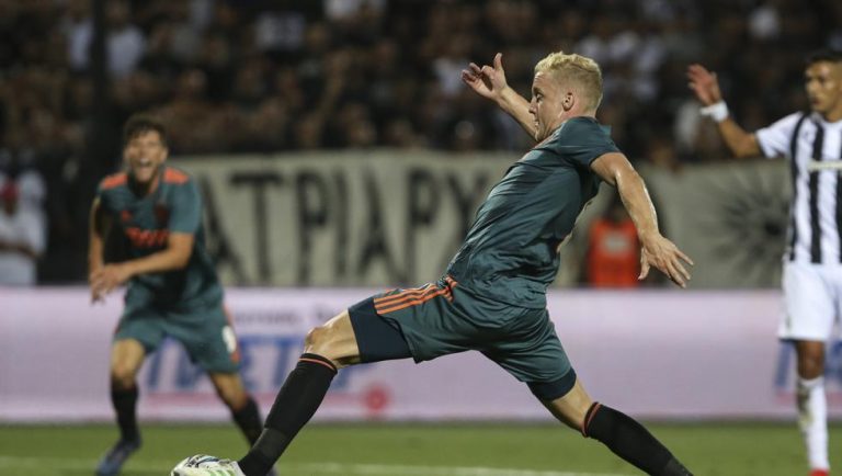 Overmars: “Creo Van de Beek se quedará en el Ajax”