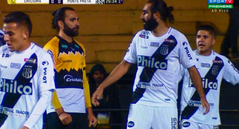 ¡Insólito! Jugador encontró a su ‘clon’ en un partido de fútbol de Brasil [VIDEO]