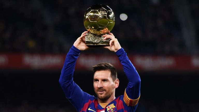 Messi, con sus tres hijos, ofrece el Balón de Oro a la afición del Barça