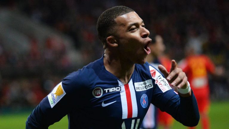 Mbappé cumple 21 años con el Real Madrid todavía al acecho