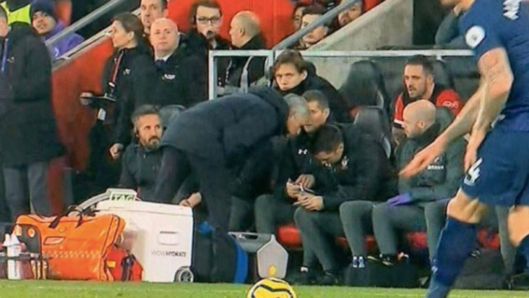 Mourinho la lía de nuevo: ¡Espía al banquillo rival en pleno partido!