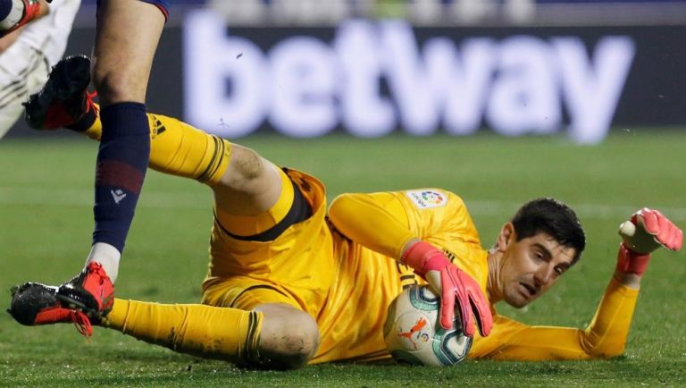 Courtois denuncia haber sido apuntado con un láser