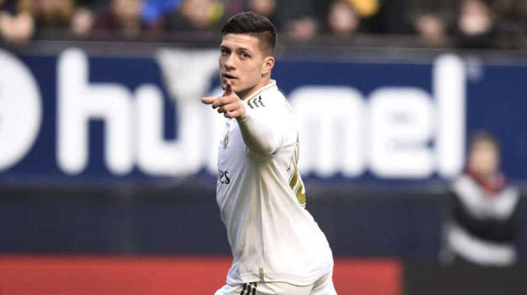 Jovic vuelve lesionado del confinamiento