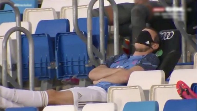 ¡Lo que faltaba!: Bale, ‘cazado’ dormitando en la grada