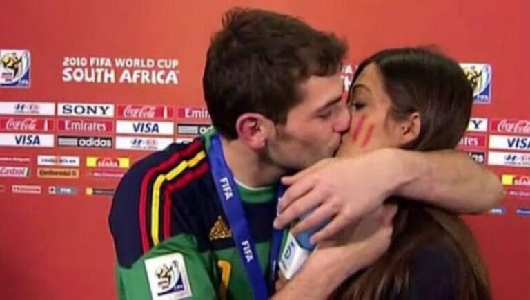 El beso de Iker Casillas a Sara Carbonero que dio la vuelta al mundo