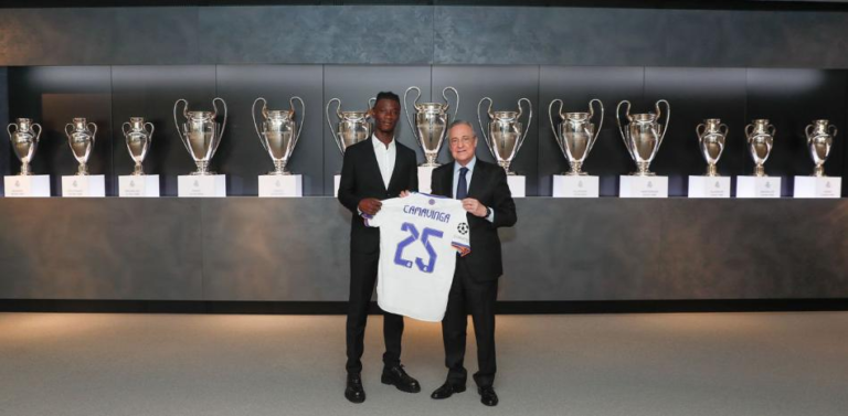 Camavinga firma el contrato que le une al Real Madrid hasta 2027