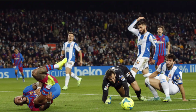 Un polémico penalti sobre Depay salva el debut de Xavi contra el Espanyol (1-0)