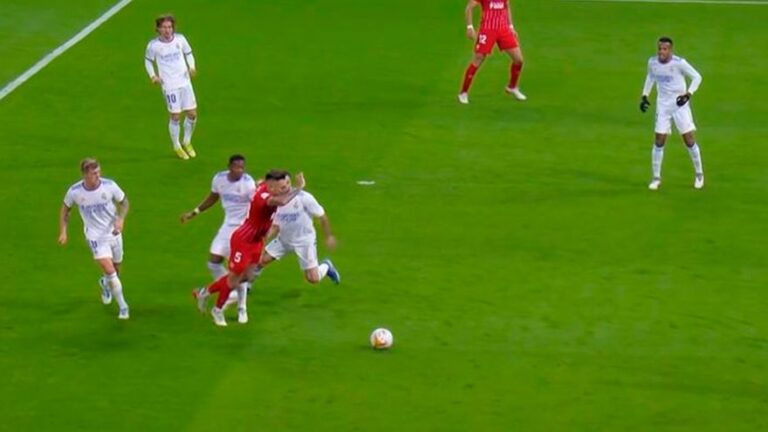 Polémica en el Bernabéu por un posible penalti no pitado sobre Ocampos