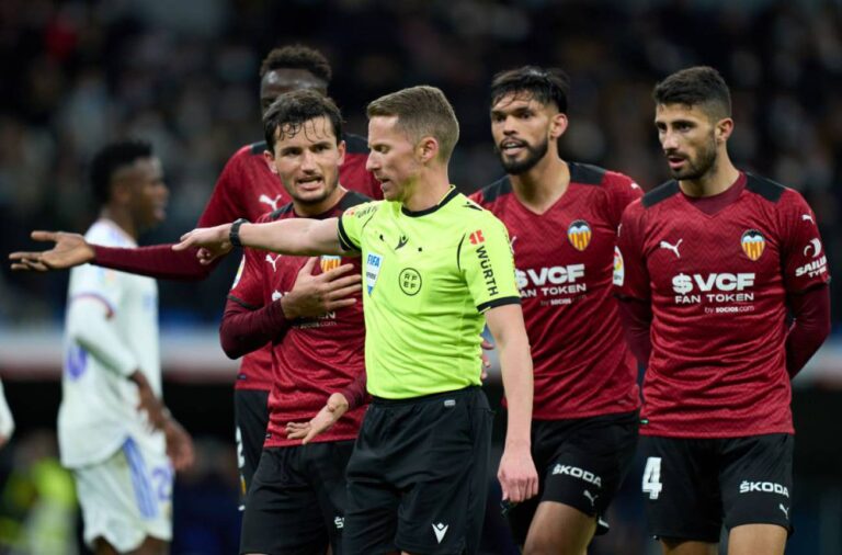El Valencia estalla con el arbitraje en el Bernabéu: «Lo de los robos empieza a ser repetitivo»