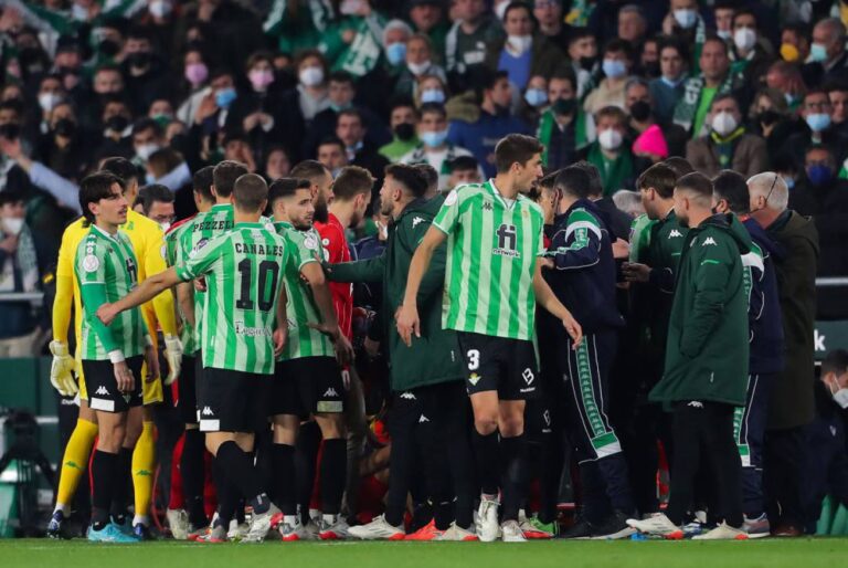 Suspendido el Betis-Sevilla tras el impacto de una vara en la cabeza de Joan Jordán