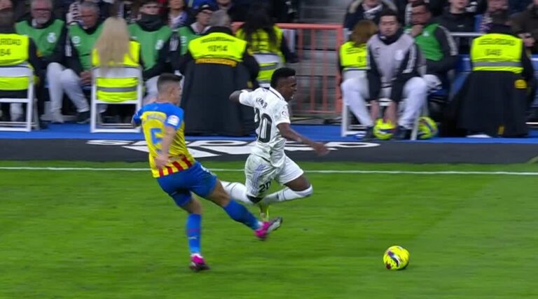 ¡Tangana tras una entrada criminal de Paulista a Vinicius!