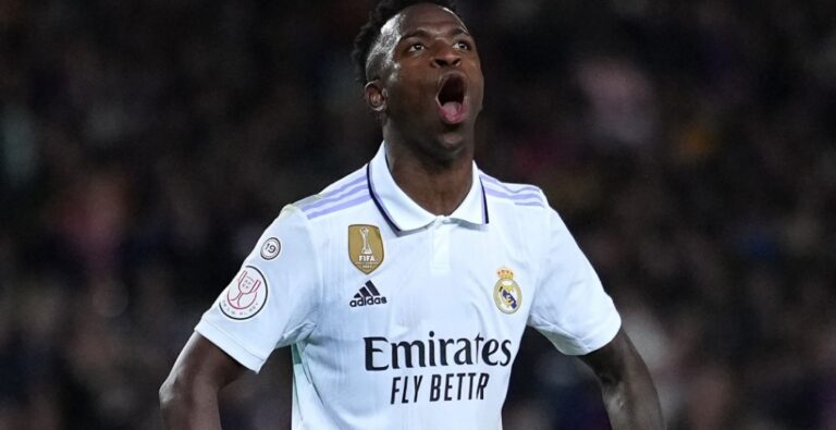 Vinicius se comió al Barcelona: reventó a Araújo y bailó a todo el Camp Nou