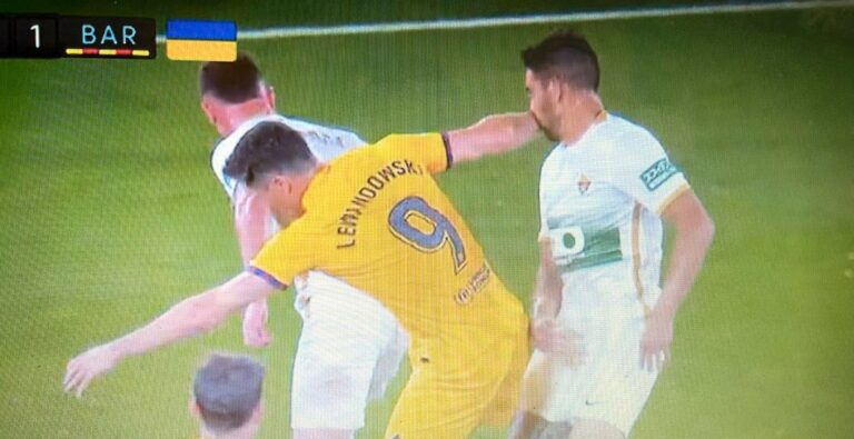 Nueva ayuda arbitral para el Barcelona: Del Cerro Grande le perdona la roja a Lewandowski