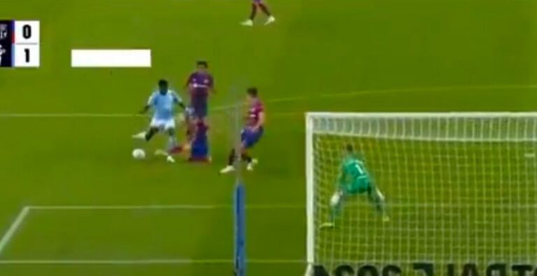 Siguen las ‘ayudas’ para el Barcelona: Los azulgranas remontan al Celta con polémica