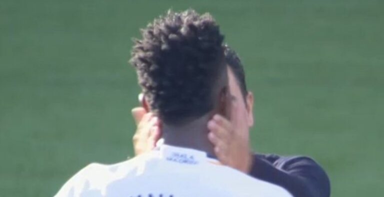 Vinicius y Xavi se encararon en pleno partido: el culé le pegó dos manotazos