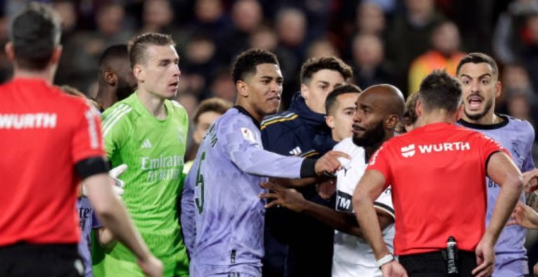 Bellingham llegó al vestuario gritando por el ‘robo’ en Mestalla: “No me ha p…”