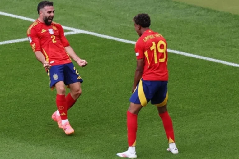 Dani Carvajal y Lamine Yamal.