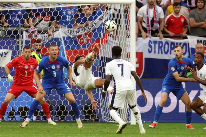 Jude Bellingham, en la acción de su gol ante Eslovaquia.