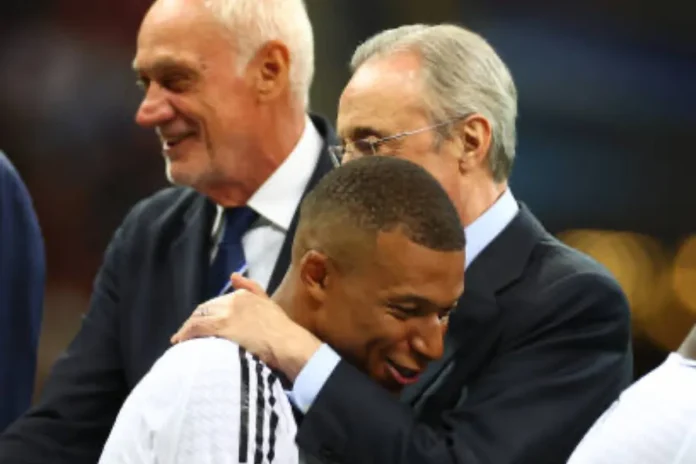 Florentino Pérez se saluda con Kylian Mbappé.