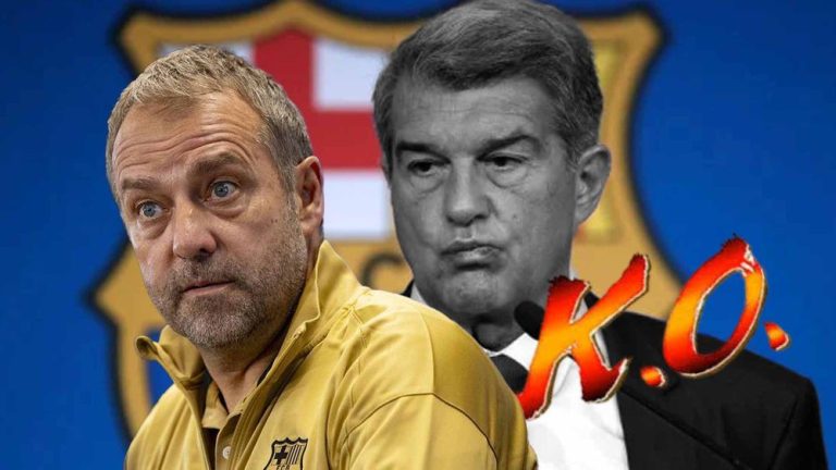 Hansi Flick hablando con Laporta en blanco y negro K.O