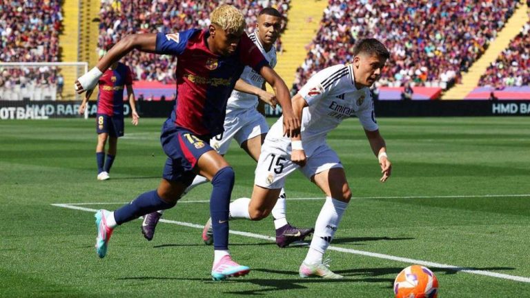 Lamine Yamal y Arda Güler pelean por un balón durante el último Clásico de esta temporada entre el Barcelona y el Real Madrid, bajo la mirada, en el fondo, de Kylian Mbappé.