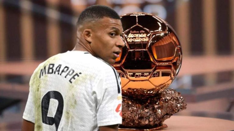 Kylian Mbappé y una foto del Balón de Oro.