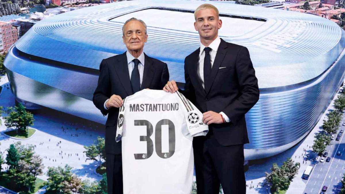 Franco Mastantuono posando con su camiseta junto a Florentino Pérez 