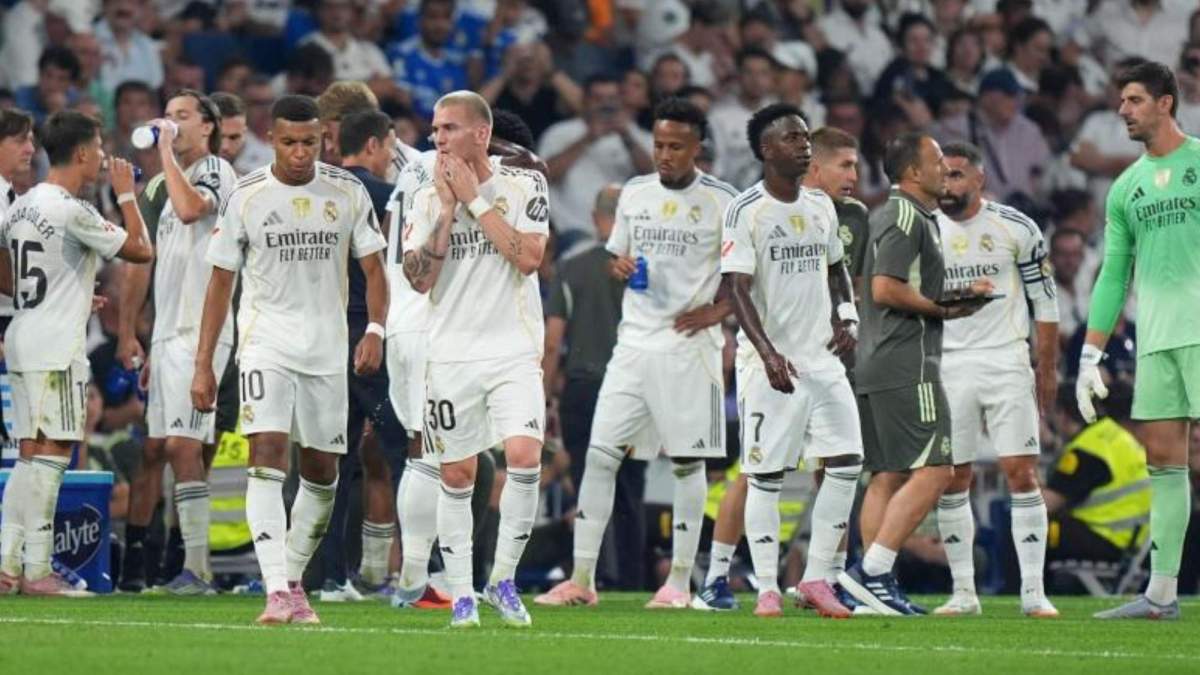 Jugadores del Real Madrid en la pausa de hidratación