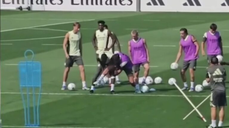 Sano pique entre Huijsen y Mastantuono.