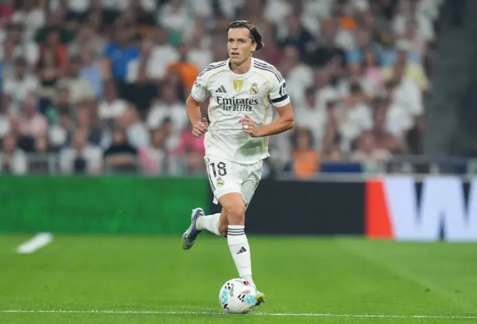 Álvaro Carreras debuta en el Santiago Bernabéu con el Real Madrid.