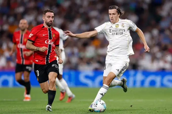 Álvaro Carreras pisa fuerte en el Santiago Bernabéu con el Real Madrid