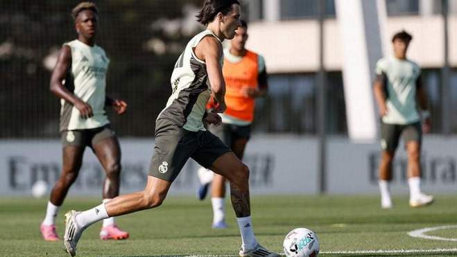 alvaro carreras realmadrid entrenamiento alvaro carreras realmadrid entrenamiento