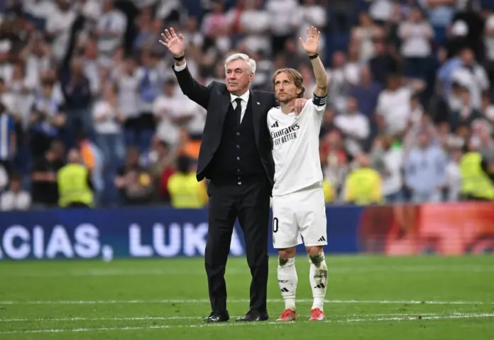 Carlo Ancelotti y Luka Modric, durante su acto de despedida del Real Madrid en el Santiago Bernabéu.