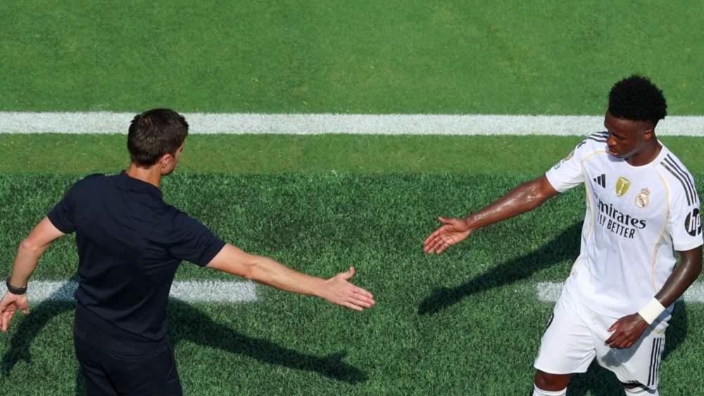 Xabi Alonso y Vinicius Junior, chocándose las manos después de que el técnico le sustituyera en un partido del Mundial de Clubes. Xabi Alonso y Vinicius Junior, chocándose las manos después de que el técnico le sustituyera en un partido del Mundial de Clubes.