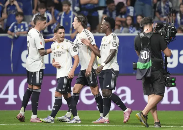 Los jugadores del Real Madrid celebran uno de los goles durante el 0-3 al Real Oviedo.