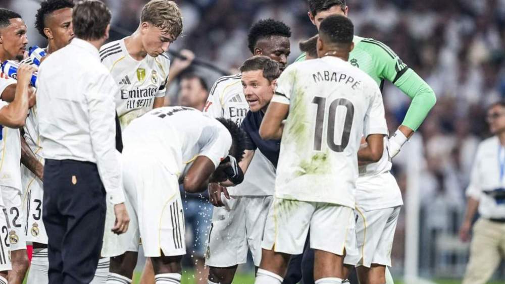 Xabi Alonso, durante una pausa de hidratación en el partido frente a Osasuna, hablando efusivamente con varios de sus jugadores.