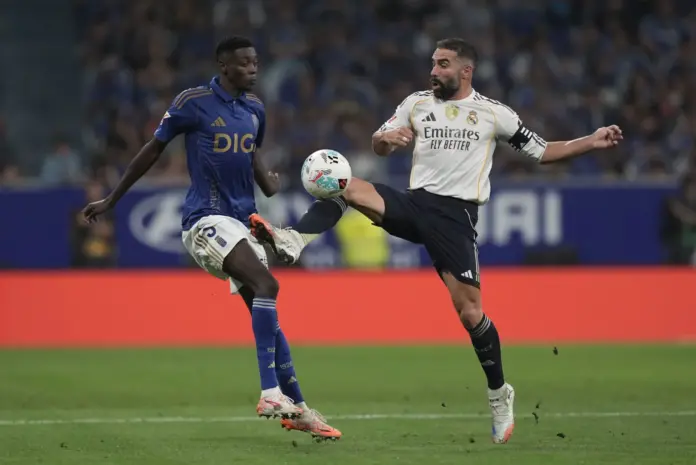 Carvajal corta un balón durante uno de los primeros partidos del Real Madrid con Xabi Alonso.