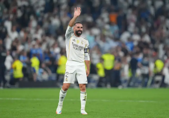 Carvajal saluda al Bernabéu tras su regreso 318 días después de su grave lesión.