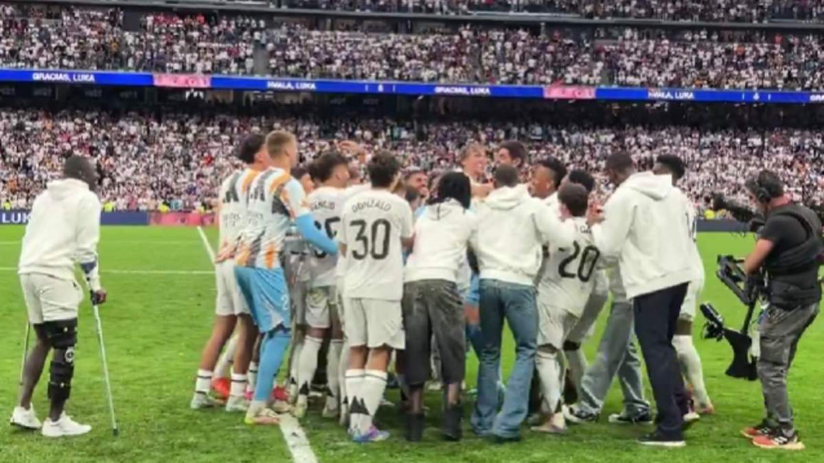 Ferland Mendy en muletas 