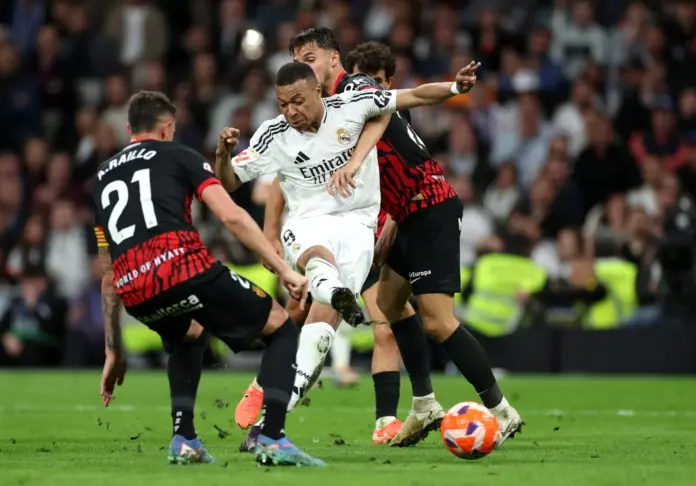 Los defensas intentar frenar a Mbappé en el último partido entre Real Madrid y RCD Mallorca.