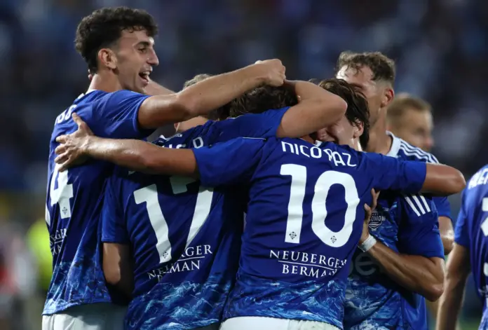 Nico Paz y Jacobo Ramón celebran un gol del Como 1907 ante la Lazio en la Serie A.