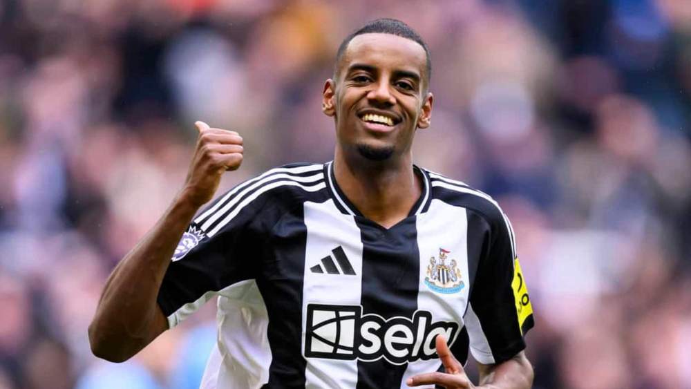 Isak en un partido con el Newcastle