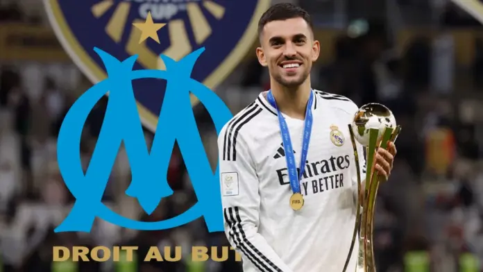 Dani Ceballos posa junto al escudo del Olympique de Marsella con la camiseta del Real Madrid